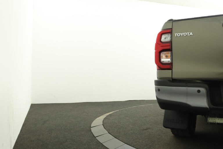 Toyota HiLux - 2.8 D-4D Xtra Cab Invincible 36