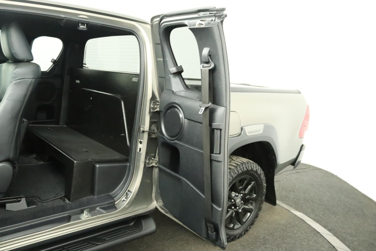 Toyota HiLux - 2.8 D-4D Xtra Cab Invincible 38