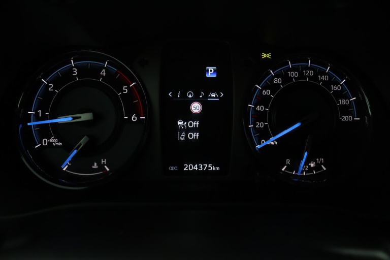 Toyota HiLux - 2.8 D-4D Xtra Cab Invincible 6