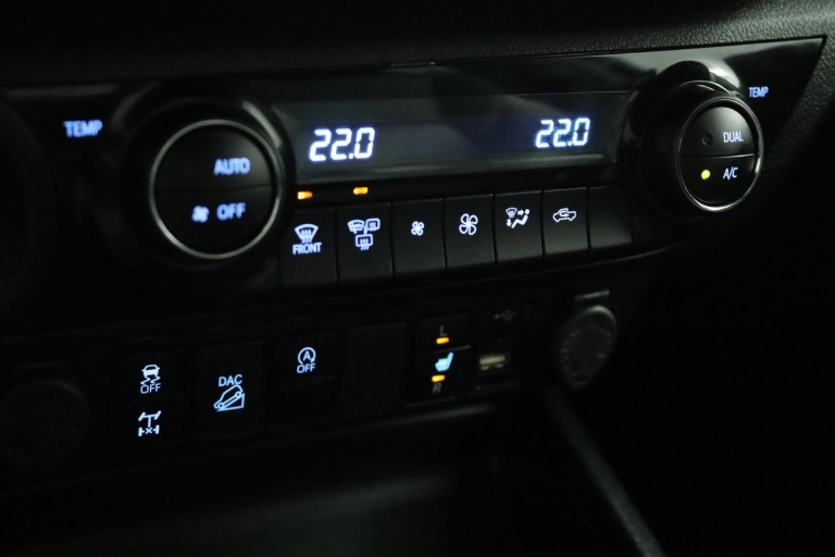 Toyota HiLux - 2.8 D-4D Xtra Cab Invincible 7