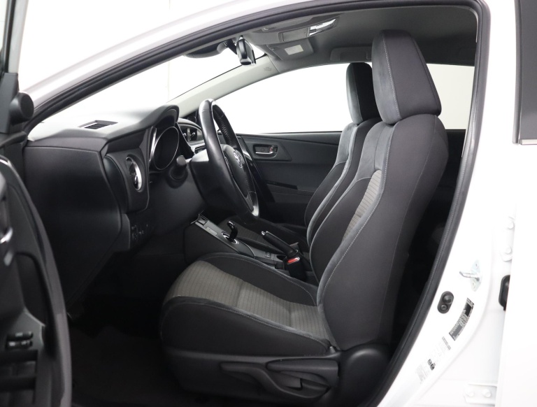 Toyota Auris Touring Sports - 1.8 Hybrid Dynamic Go 17