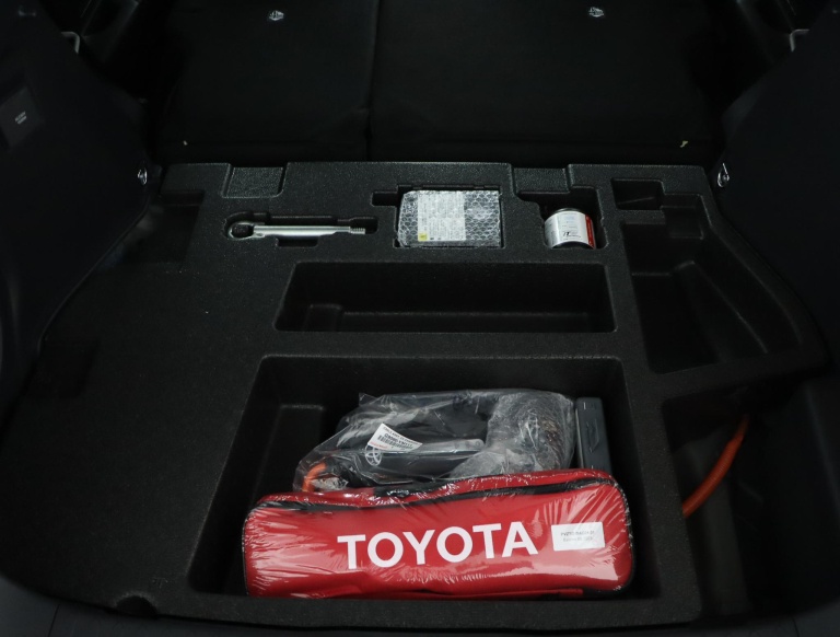 Toyota C-HR - 2.0 Plug-in Hybrid 220 Premium 33