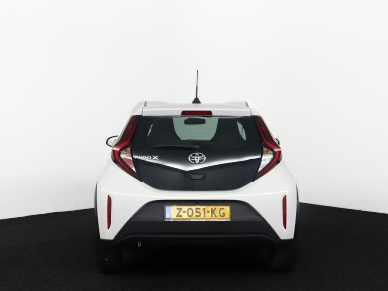Toyota Aygo X - 1.0 VVT-i MT Play 8