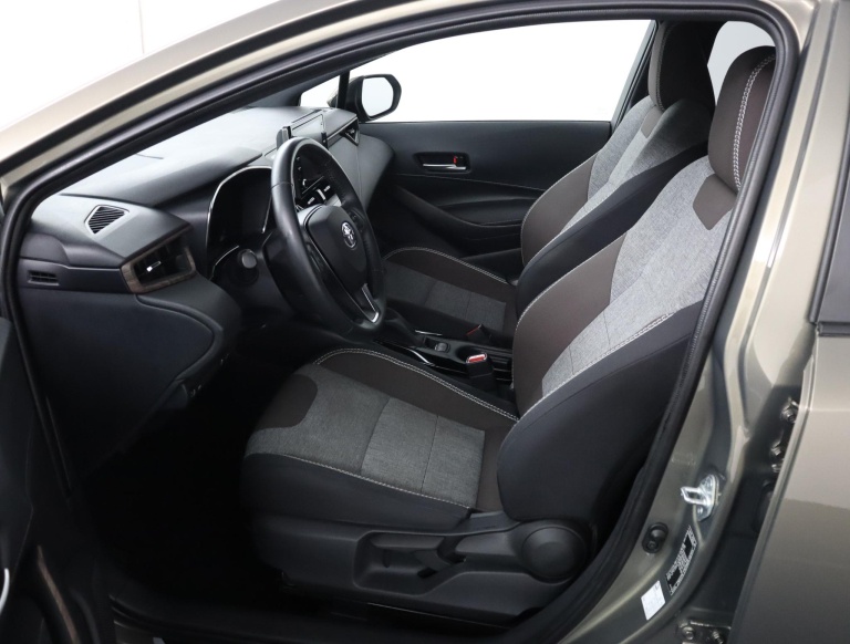 Toyota Corolla Touring Sports - 1.8 Hybrid Trek 17