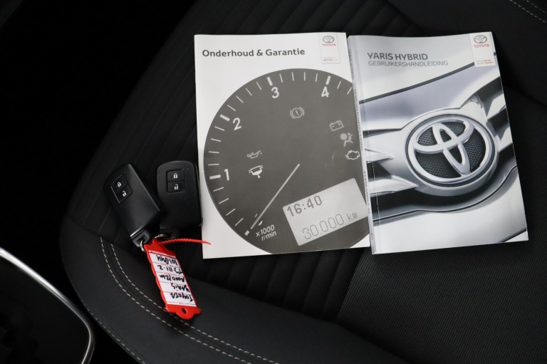 Toyota Yaris - 1.5 Hybrid Bi-Tone 11