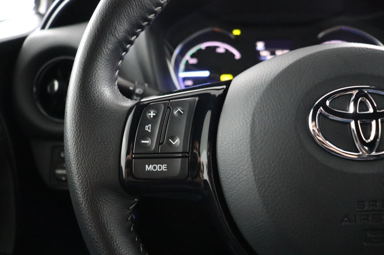 Toyota Yaris - 1.5 Hybrid Bi-Tone 19