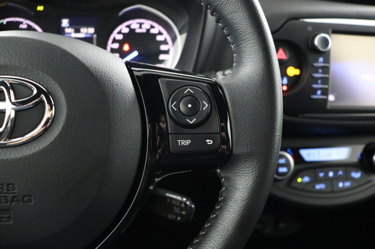 Toyota Yaris - 1.5 Hybrid Bi-Tone 21