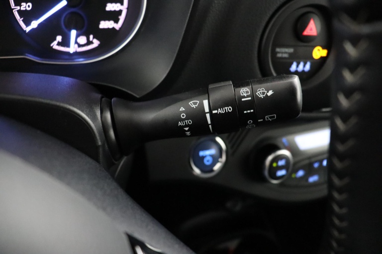 Toyota Yaris - 1.5 Hybrid Bi-Tone 32