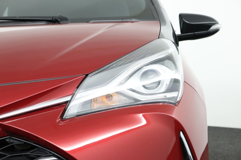 Toyota Yaris - 1.5 Hybrid Bi-Tone 37