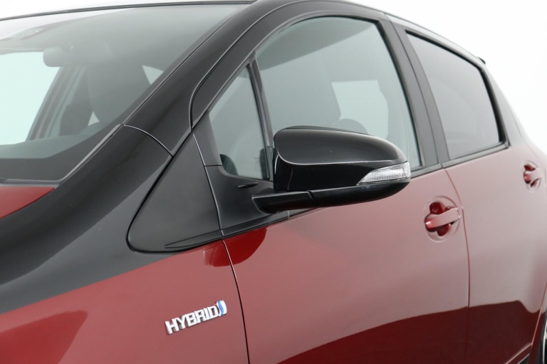 Toyota Yaris - 1.5 Hybrid Bi-Tone 38