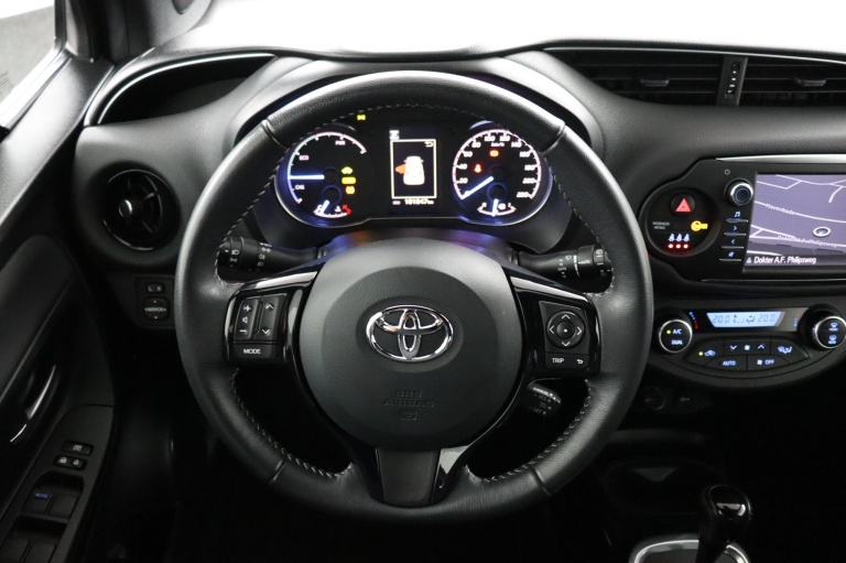 Toyota Yaris - 1.5 Hybrid Bi-Tone 53