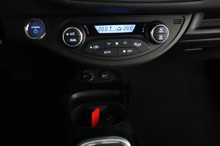 Toyota Yaris - 1.5 Hybrid Bi-Tone 7