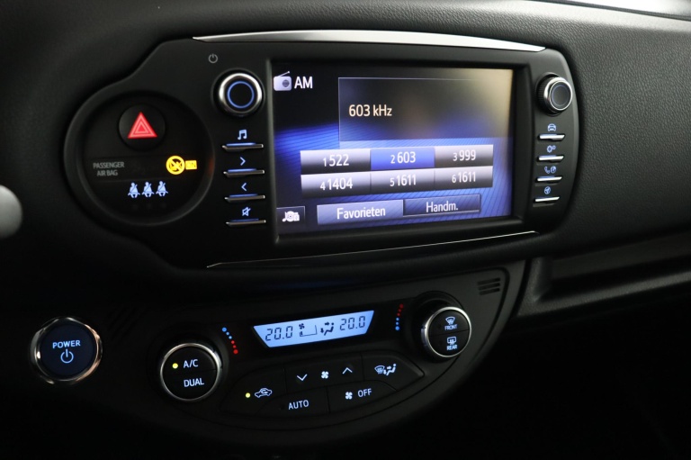 Toyota Yaris - 1.5 Hybrid Bi-Tone 8