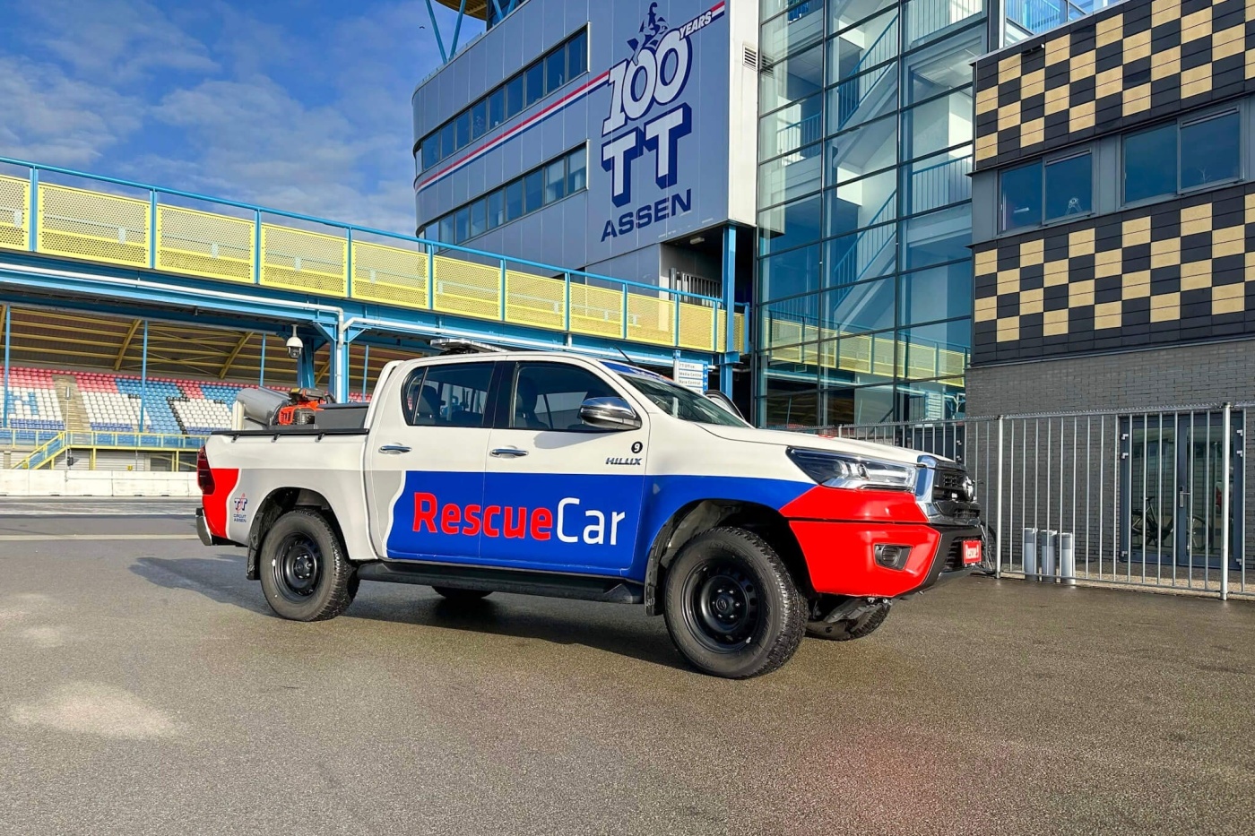 Onze Toyota Hilux rijdt op het TT circuit in Assen