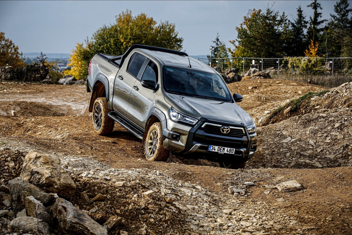 Foto van de Toyota Hilux in een uitdagend 4x4 terrein